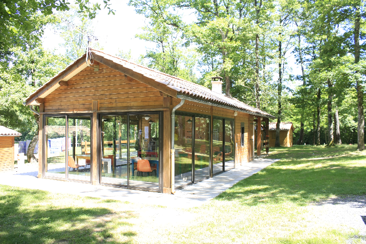 La base de loisirs de la Bessière, ses 20 chalets et son abri de restauration